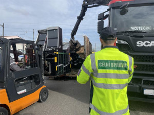 Celníci se na jihu Moravy pustili do likvidace nelegálních automatů. Zůstal z nich jen šrot