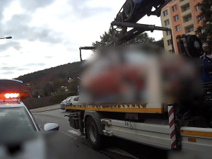 VIDEO: Namol opilý řidič si jel do obchodu pro vodku. Policisté mu nechali z místa auto odtáhnout