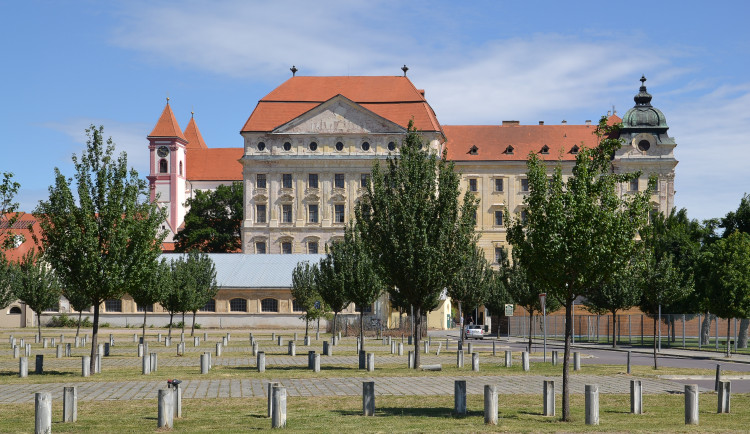 Znojemský klášter z dvanáctého století čeká rekonstrukce. Oprava štukových sálů vyjde na dva miliony korun