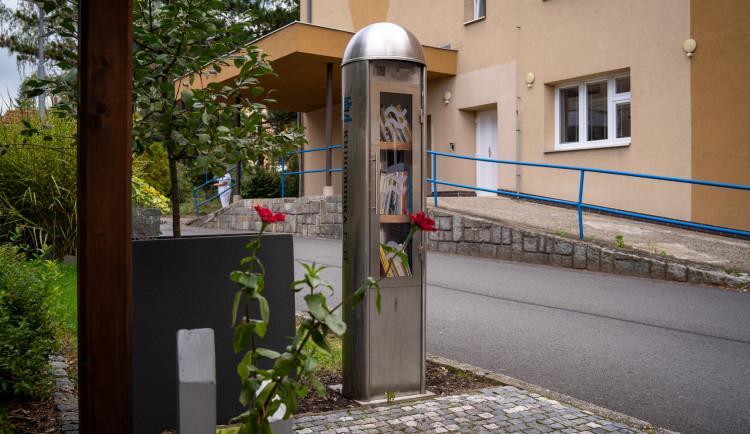 Starý parkovací automat se proměnil ve vzhlednou knihobudku