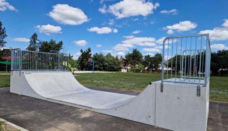 Častolovice investují do radosti svých nejmenších. Nové hřiště a skateboardová rampa na obzoru