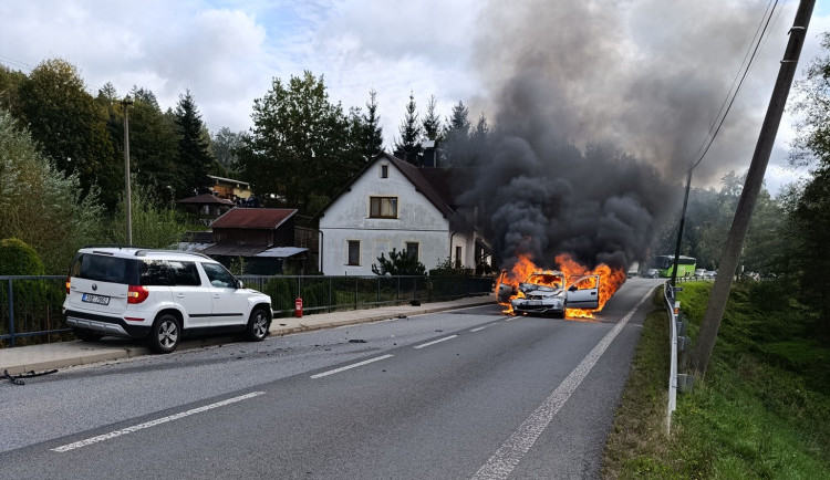 Auto v plamenech a tři zranění, jednoho transportoval do nemocnice vrtulník. To je bilance nehody v Mníšku