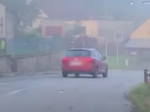 VIDEO: Šofér na Blanensku stěží držel auto na cestě. Policistům nadýchal skoro šest promile