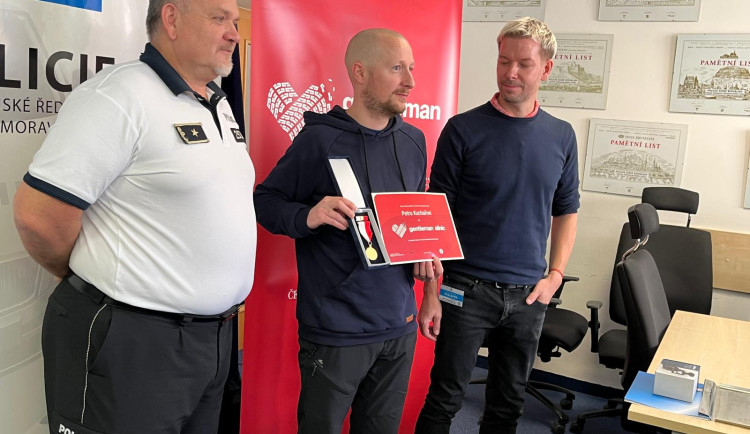 VIDEO: Jihomoravští policisté ocenili muže, který zachránil řidiče tatry, jenž zkolaboval po bodnutí hmyzem