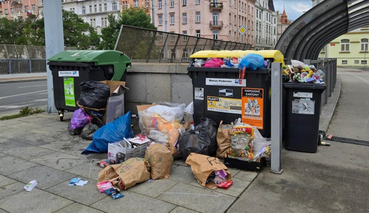 Terčem kritiky dále zůstávají kvůli nepořádku u popelnic některá místa, město jedná s podnikateli o řešení