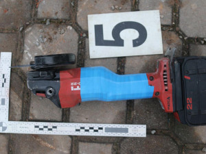 Zloději v pláštěnkách se vloupali do boskovického obchoďáku. Chtěli odnést cigarety za milion