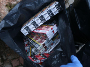 Zloději v pláštěnkách se vloupali do boskovického obchoďáku. Chtěli odnést cigarety za milion