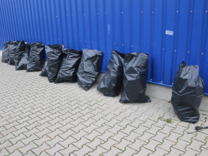 Zloději v pláštěnkách se vloupali do boskovického obchoďáku. Chtěli odnést cigarety za milion