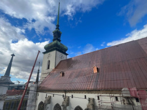 Muži v kostele spadla mince do odtoku. Hlasitě nadával a poplival ženu, které sprostá slova vadila