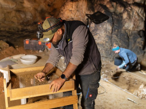 Archeologové našli v jeskyni na jižní Moravě ozdoby z ulity plže. Jsou staré až dvanáct tisíc let