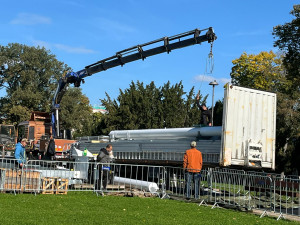 VIDEO: V jihomoravské metropoli už vyhlíží Vánoce. Na Moraváku roste vyhlídkové kolo