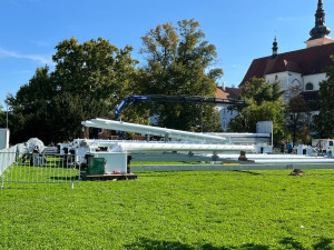 VIDEO: V jihomoravské metropoli už vyhlíží Vánoce. Na Moraváku roste vyhlídkové kolo