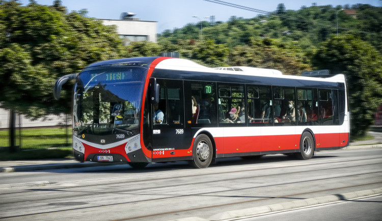 Autobusy v Brně pravidelně nabírají zpoždění. Mohou za to přetížené silnice, zní od dopravců