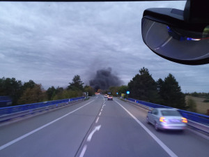 U dálnice na Vyškovsku plameny pohltily autojeřáb. Příčinou byla technická závada