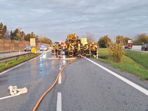 U dálnice na Vyškovsku plameny pohltily autojeřáb. Příčinou byla technická závada