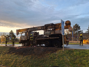 U dálnice na Vyškovsku plameny pohltily autojeřáb. Příčinou byla technická závada