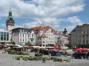 Čecháček v Brně prý dostal výpověď, protože není Moravák. Naštval se a v opilosti rozbil stánek s ovocem