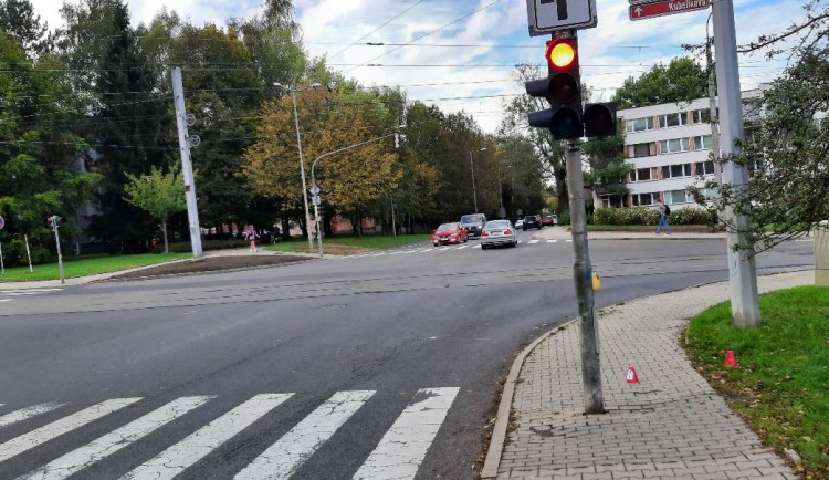 Řidič elektrokoloběžky srazil chlapce a od nehody ujel. Chlapce musel vrtulník transportovat do pražské nemocnice