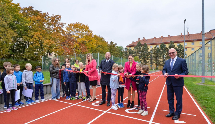 Město nechalo opravit atletickou dráhu na plzeňské základní škole. Práce vyšly na 6 milionů korun