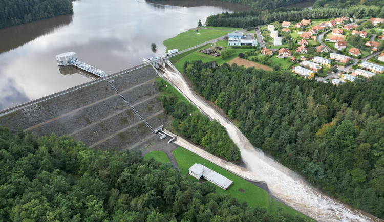 Povodně zakalily římovskou přehradu. Zčeřený sediment nyní komplikuje úpravu pitné vody