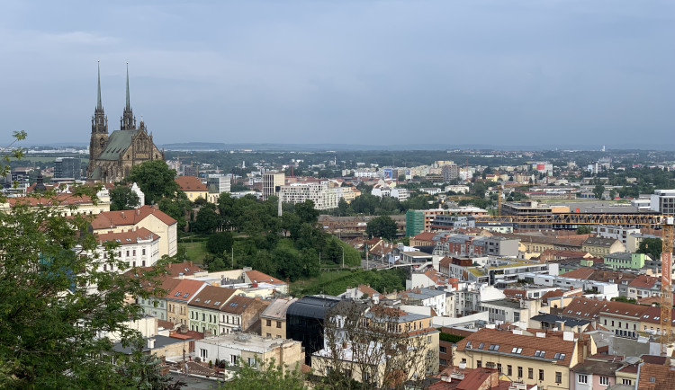 Přes týden bude slunečno, o víkendu přechodně zataženo. Teploty se budou držet nad patnácti stupni