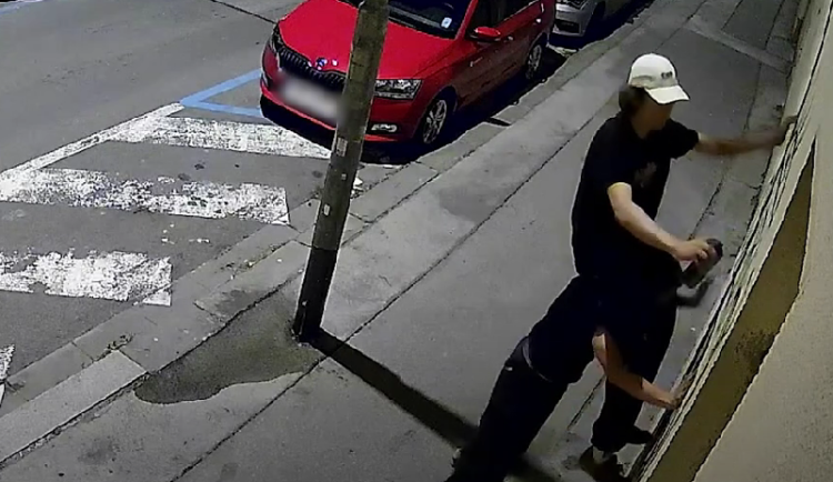 VIDEO: Dvojice sprejerů poničila fasádu v brněnském Králově poli. Jeden vzal druhého na záda