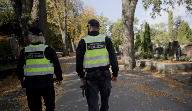 Blíží se Dušičky. Brněnské hřbitovy čeká nápor návštěvníků, strážníci jsou v pohotovosti