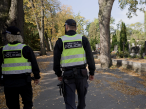 Blíží se Dušičky. Brněnské hřbitovy čeká nápor návštěvníků, strážníci jsou v pohotovosti