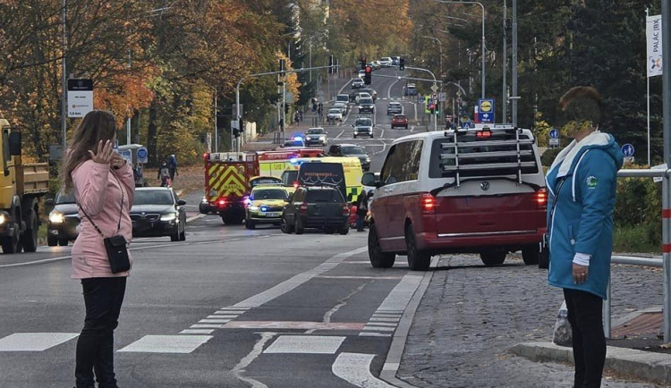 V Jablonci se střetlo auto s chodcem. Toho s vážným zraněním transportoval vrtulník do liberecké nemocnice