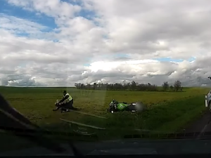 VIDEO: Motorkář si zakryl značku dámským prádlem. Ujížděl policistům, nezastavila ho ani zbraň