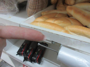 Potravináři zavřeli obchod v brněnských Židenicích. Zboží v regálech leželo pod nánosy prachu