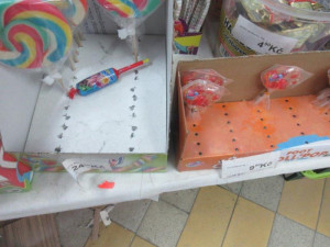 Potravináři zavřeli obchod v brněnských Židenicích. Zboží v regálech leželo pod nánosy prachu