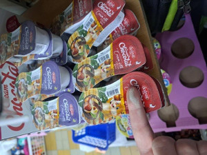 Potravináři zavřeli obchod v brněnských Židenicích. Zboží v regálech leželo pod nánosy prachu