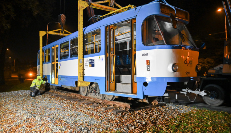 FOTO, VIDEO: Kafe. Kostel. Zastávka. Půlnoční stěhovaní tramvaje před kostel v Kunčičkách