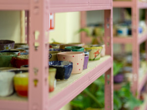 Keramika je jako terapie, říká majitelka keramického studia. Člověk u toho dokáže vypnout hlavu