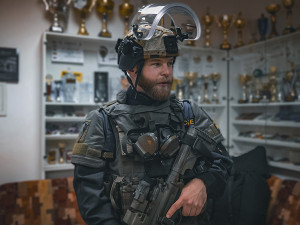 Ondřej Havlíček při natáčení videa u policejní zásahové jednotky