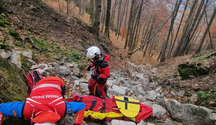 Vážně zraněnou turistku v Beskydech zachraňoval vrtulník. Spadla ze skály