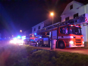 Požár rodinného domu v Blansku si vyžádal druhý stupeň poplachu. Hasiči zachránili majetek za miliony
