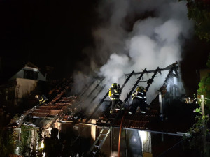 Požár rodinného domu v Blansku si vyžádal druhý stupeň poplachu. Hasiči zachránili majetek za miliony