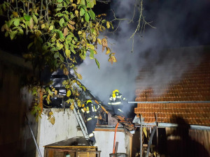 Požár rodinného domu v Blansku si vyžádal druhý stupeň poplachu. Hasiči zachránili majetek za miliony