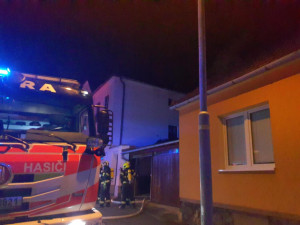 Požár rodinného domu v Blansku si vyžádal druhý stupeň poplachu. Hasiči zachránili majetek za miliony