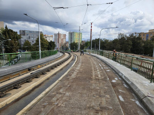 Dělníci dokončili opravy kolejí na mostě u brněnského výstaviště. Gumové prvky tam snižují hluk