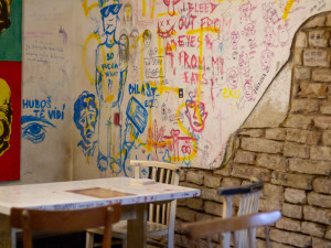 Brněnský underground nese jméno Hostimil. Kultovní čajovna se skrývá ve sklepním labyrintu