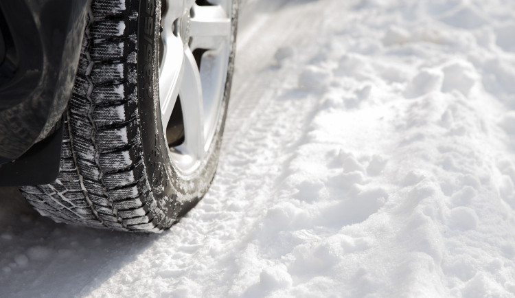 Blíží se ranní mrazíky, které volají po obutí automobilu do zimních pneumatik