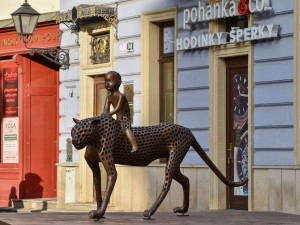 Do Brna přicestoval bronzový Mauglí. Socha na Šilingrově náměstí zůstane nejméně rok