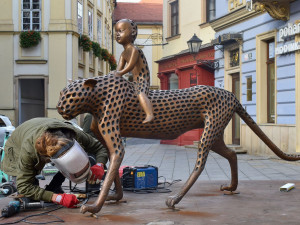 Do Brna přicestoval bronzový Mauglí. Socha na Šilingrově náměstí zůstane nejméně rok