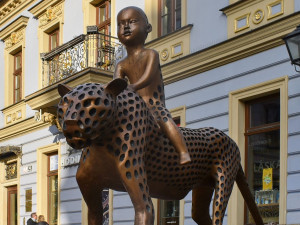 Do Brna přicestoval bronzový Mauglí. Socha na Šilingrově náměstí zůstane nejméně rok