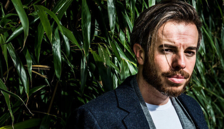 V Brně probíhá knižní festival. Autor thrillerů Cole plnému sálu čtenářů popsal svou klikatou cestu k psaní