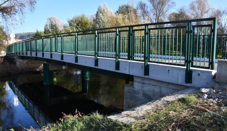 Most přes Mži v Radčicích se dostal do havarijního stavu, teď už je opravený a mohou na něj i zemědělci s technikou