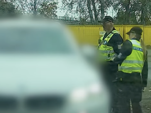 VIDEO: Policisté doprovodili do nemocnice řidičku s onkologicky nemocnou dcerou, která náhle začala krvácet